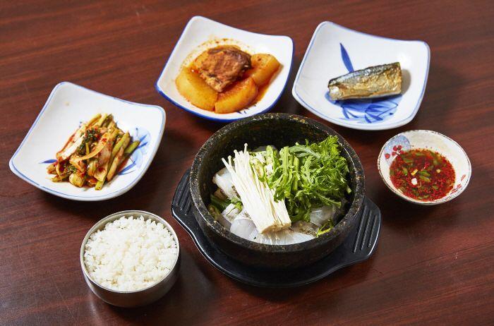 Шарсан загас, тухтай хоол, амттаны үүдэлцийн хөндлөнгөөс бус нутгийн цэсүүд хамт - киберная зураг